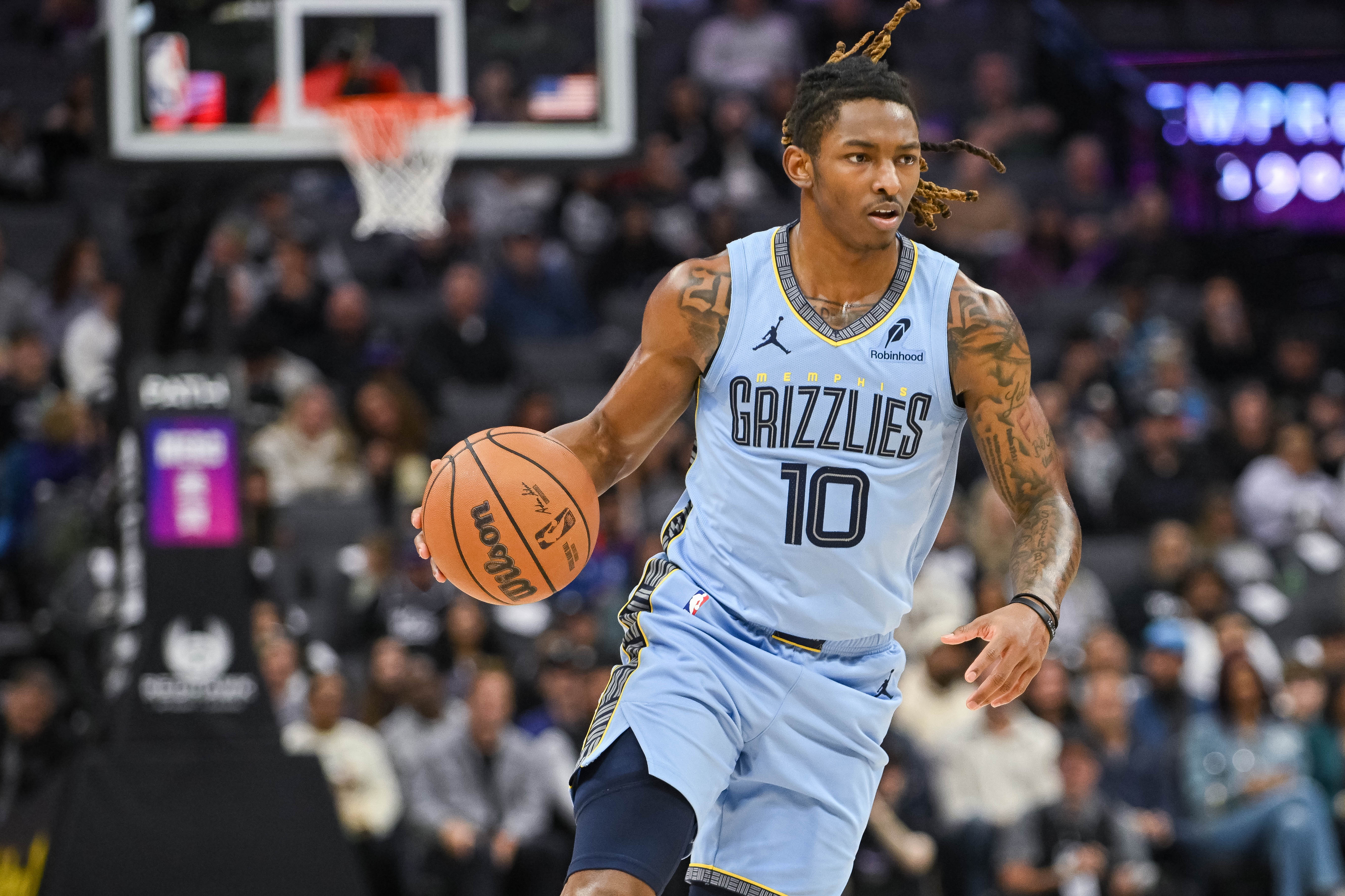 爱游戏娱乐-【菜鸟】斯莫尔19分7板3助2断 克赖尔11分5板 辛森12分4三分杀勇